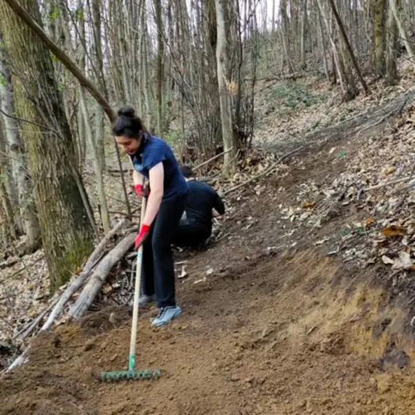 Volontari di Flower Bike, scuola MTB e associazione ciclistica, impegnati in attività comunitarie.